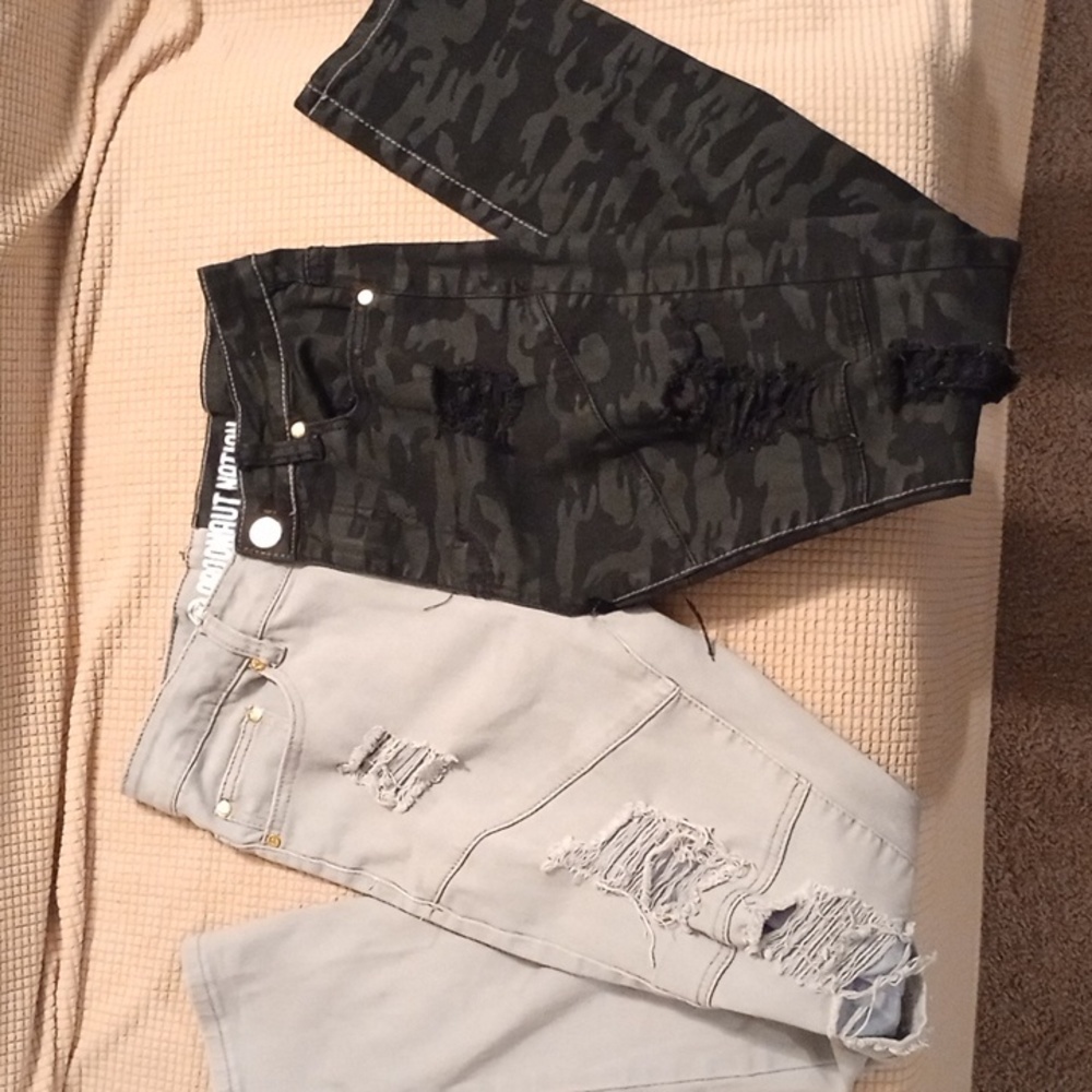 Gentle worn distressed men's jeans